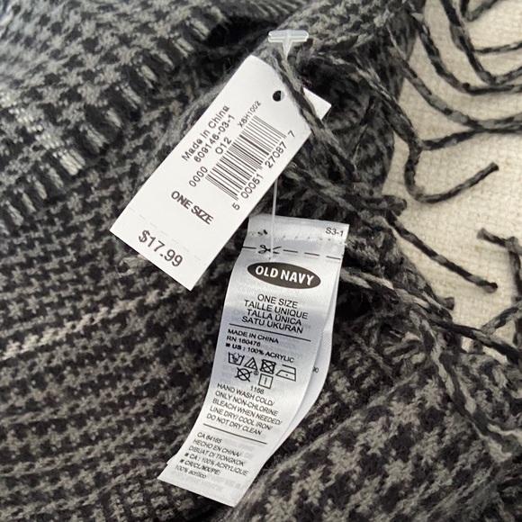 NWT Old Navy Black and Gray Houndstooth Scarf - Picture 5 of 5